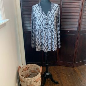 Knox Rose - size medium - black and white top